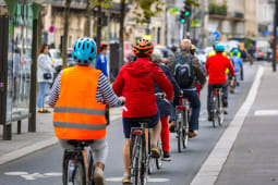 Des cyclistes sur les bords de Seine,  Paris.
