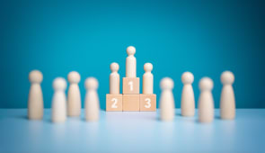 Des pions sur un podium.