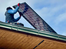 Installation de panneaux photovoltaques.