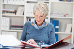 Une femme regarde un document.