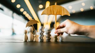 Un parapluie et une pile de pices de monnaie.