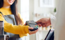Les paiements par carte dpassent dsormais ceux raliss avec de l'argent liquide.