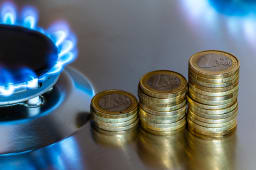 Une gazinire et des piles de pices de monnaie.