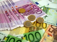 Des billets et des pices de monnaie.
