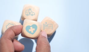 Une pice de bois avec un pictogramme reprsentant la sant.