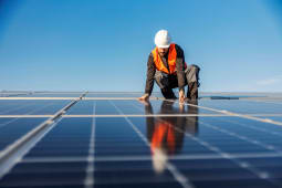 Un installateur de panneaux photovoltaques.