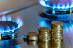 Des piles de pices de monnaie prs d'une gazinire.