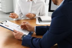 Les femmes sont moins  l'aise que les hommes pour ngocier leur salaire selon une enqute.