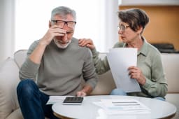 Un couple regarde des documents l'air proccup.