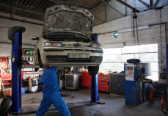 Une voiture dans un garage.