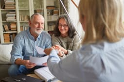 Un homme et une femme regardent des documents.
