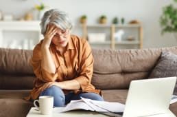 Une femme regarde des documents.