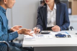 Deux personnes face  des documents.