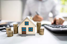 Une maison et des pices de monnaie.