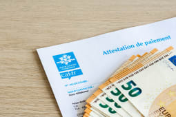 Des billets de 50 euros et une attestation de paiement de la CAF