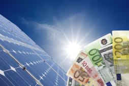 Des billets et des panneaux photovoltaques.