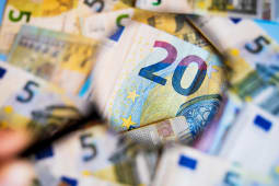 Une loupe sur un billet de 20 euros.