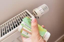 Des billets et un radiateur.