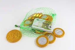 Des pices et billets en chocolat.