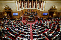 Les cadeaux de 150 euros fait par des lobbyistes devraient tre interdits au Snat.