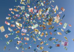 Des billets tombant du ciel.