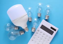 Une calculatrice et des ampoules