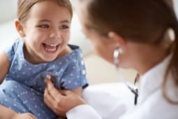 Un enfant sourit  son mdecin.