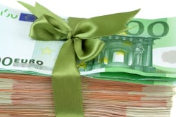 Des billets envelopps dans une ruban cadeau.