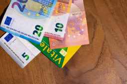 Des billets de banque et une carte vitale.