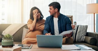 Un homme et une femme regardent un ordinateur l'air inquiet