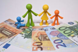 Des figurines symbolisant une famille sur des billets.
