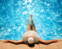 Une femme dans une piscine.