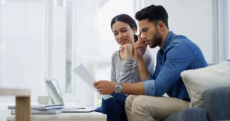 Une femme et un homme s'interrogent devant un document.