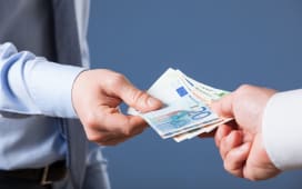 Une personne donne des billets  quelqu'un.