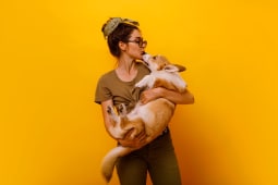 Une femme et son chien.