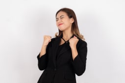 Une femme se rjouit.