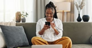 Une femme regarde son tlphone.