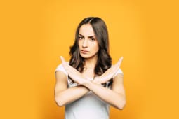 Une femme les bras croiss.