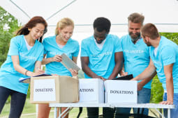 Des personnes collectent des fonds.