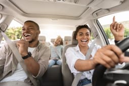 Un homme, une femme et un enfant dans une voiture.