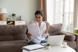 Une femme regarde un document.