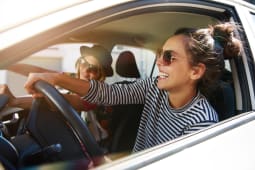 Deux personnes dans une voiture