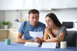 Deux personnes regardent un document.
