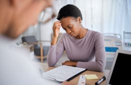 Une femme regarde un document