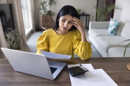 Une femme regarde un document.