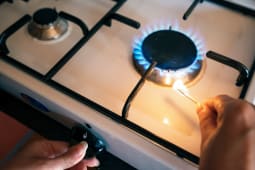 Quelqu'un allume une gazinire.