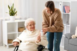 Une femme aide une personne ge.