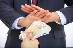 Un homme refuse de l'argent.