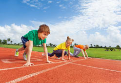 Des enfants sur une piste d'athltisme.