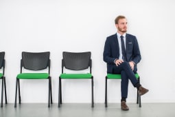 Un homme assis dans une salle d'attente.